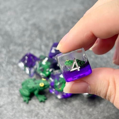 Sage's Portal Animal Familiars Resin DND Dice Set Polyhedral Dice Set for Dungeons and Dragons RPG Pathfinder Tabletop TTRPG (Green Frog + Figurine) - color: Green Frog + Mini Figure, style: Dice Set +Mini Figure
