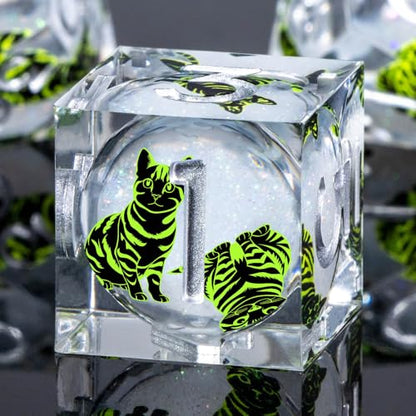KERWELLSI Cat Liquid Core DND Dice Set with Gift Box, 7Pcs Resin Dungeons Sharp Edge D&D Dice, Dragons D and D Role Playing Dice D20 D12 D10 D8 D6 D4, White and Green Cat - color: White and Green Cat