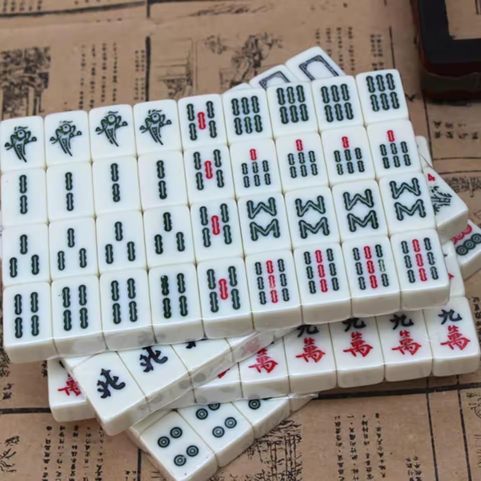 Chinese Mahjong Toy Set, Classic Board Game 144 Tiles Set with a Wooden Box asy-to-Read Game Set Travel Mahjong Set Portable Size and Light Weight